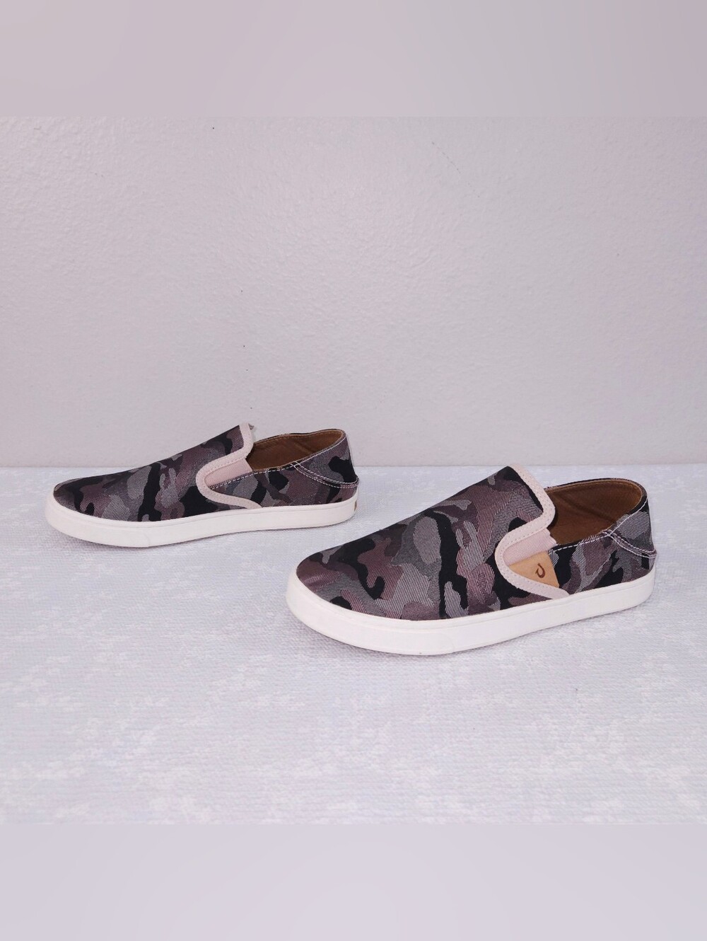 OLUKAI Camo Canvas Sneakers US 7.5 Gray Pink Pehuea Pa'i Slip On Flats